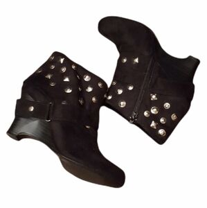 BKE‎ Y2K Studded Wedge Heel Ankle Boots Black Faux Suede